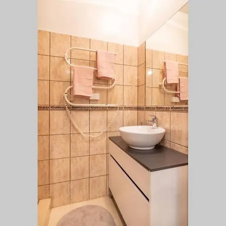 Bright Studio Apartment Near Beach!