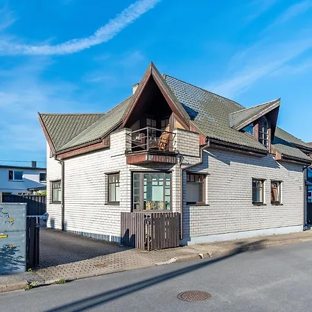 Bright Studio Apartment Near Beach!